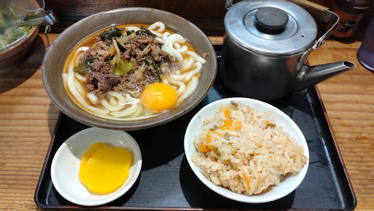 【注意事項】福岡での新生活編
・麺の硬さ「やわ麺」は頼まない
・かしわおにぎりと思ったら、お茶碗でくる
・のどが渇いても、やかんは使わない（中身はスープ）
・やかんの正しい使い方＝替え玉時の追いスープ（上級者）
・伝票は書かない。無理せず、店員さんに任せる
#春から牧のうどん