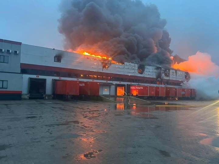🔴 BREAKING: Russian forces attacked Lutsk overnight, targeting a postal terminal and a supermarket chain warehouse. 

A residential building was also damaged. No casualties were reported, local authorities say