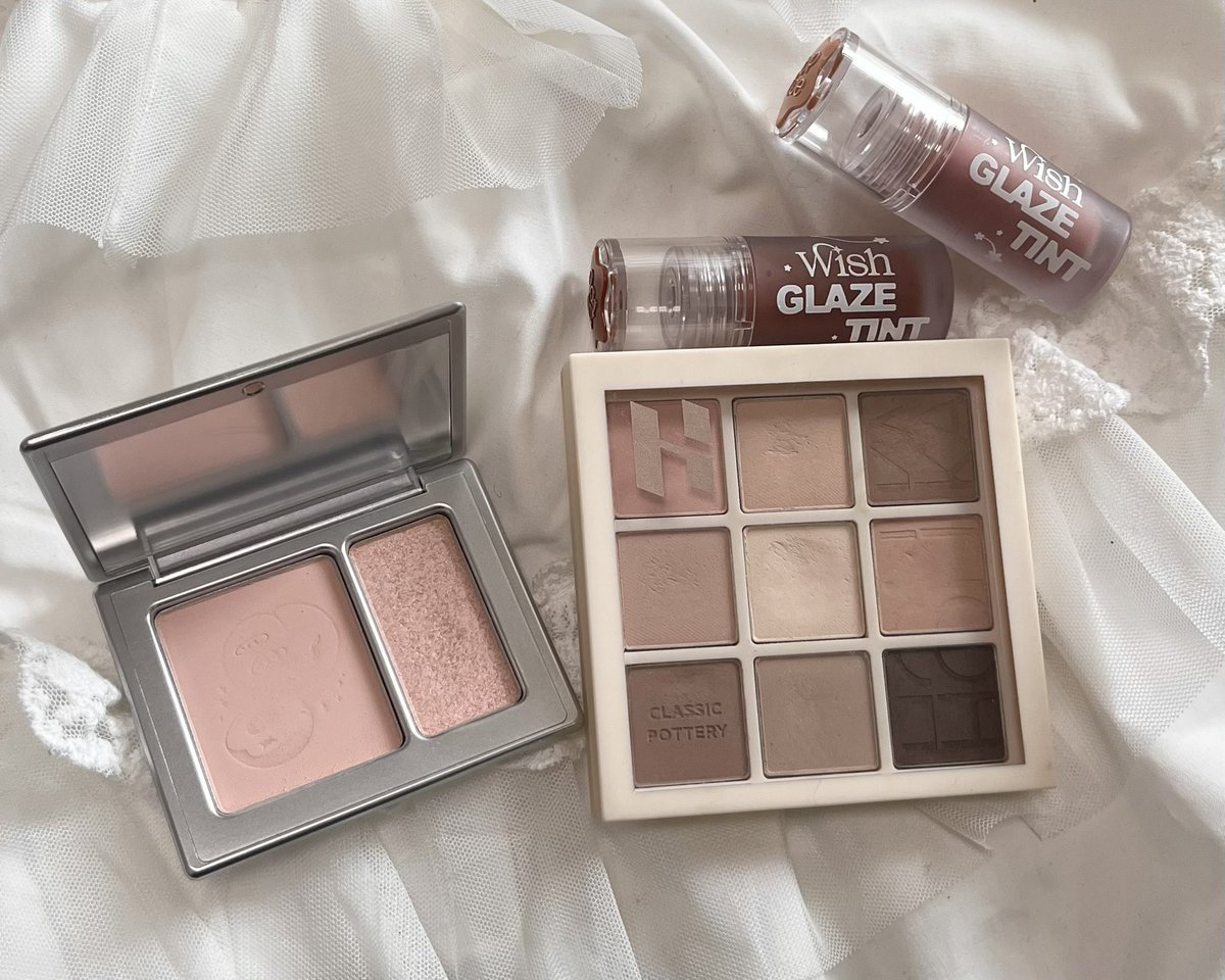 piilm_s's tweet image. #motd
ノマカメでもいい感じだと思って肌補正ガッツリしたらチーク消えた😭
載せ忘れてるけど2aNアイパレ05のラメ･パール部分使ってます🙋🏻‍♀️
カラコンはI-SHAのDEKAME KISS ME🫐