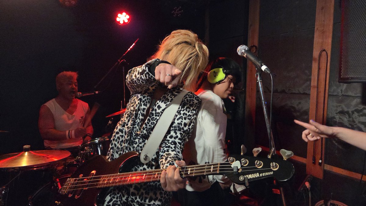 junknismo23 tweet media