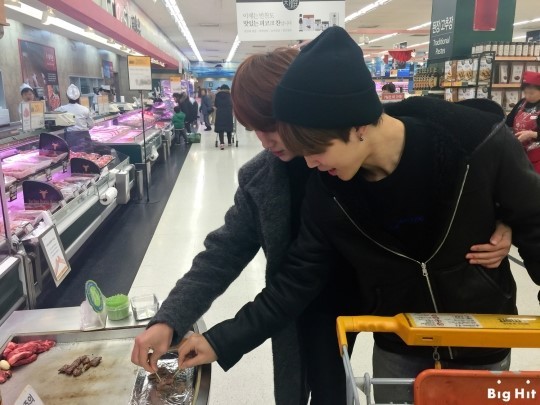 fav_entertainer's tweet photo. @aepinkjean Lad don't joke bout my jinmin. Jk could be his bias but jimin for sure is his wreaker. https://t.co/RM3mbTCiE4