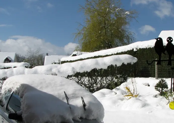 Meteovilles's tweet image. ❄️ Nous voici au mois d'#avril ! Il y a 18 ans, le nord de la France avait subi un épisode hivernal tardif. Début avril 2008, un épisode de #neige ensevelit notamment le #PasDeCalais. Notre article ➡️ meteo-paris.com/actualites/30-…