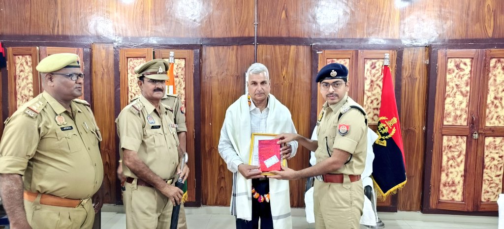 gondapolice's tweet photo. #SPGonda श्री विनीत जायसवाल के निर्देशन में अधिवर्षता सेवा पूर्ण करने वाले पुलिस कर्मियों की सेवानिवृत्ति पर सहायक पुलिस अधीक्षक श्री अभिषेक दवाच्याँ द्वारा पुलिस लाइन सभागार में उन्हें फूलमाला पहनाकर, अंग वस्त्र, छाता व धार्मिक पुस्तकें भेंटकर विदाई दी गई-

#विदाई_समारोह https://t.co/hidmJLZNqm