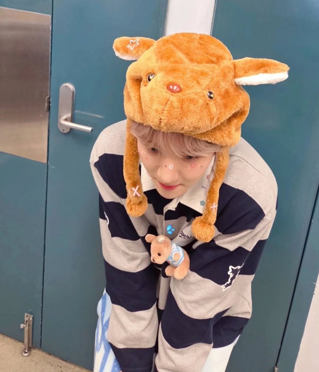 hourly baekhyun 🤍 tweet media