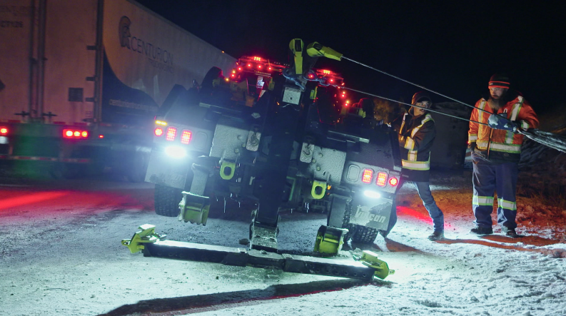 HWYThruHell's tweet photo. It's TOW TIME! A new episode of #HWYThruHell starts NOW on USA Network CA https://t.co/QOigQUcLoV