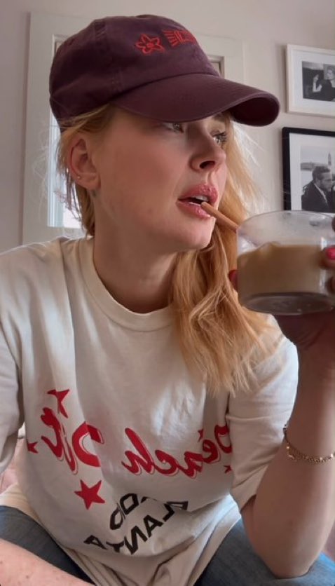rhaituita's tweet photo. ela simplesmente sendo perfeita até tomando café gelado https://t.co/MO3ksKDVOg