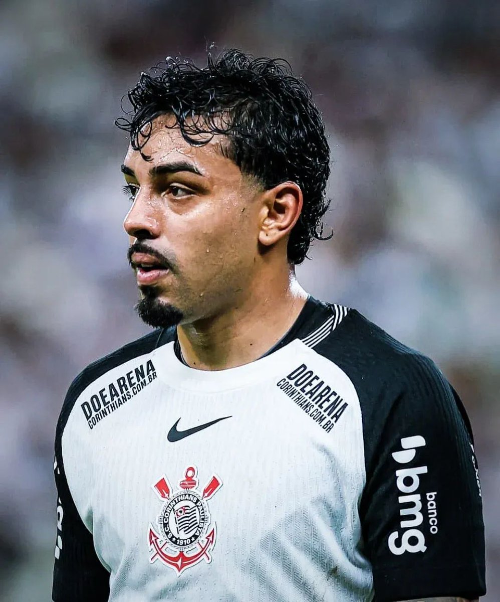 MadolioAlex's tweet photo. Sem clubismo:

Bidu não é melhor que esse lateral titular aí???? https://t.co/9Yn9RiP3Ol