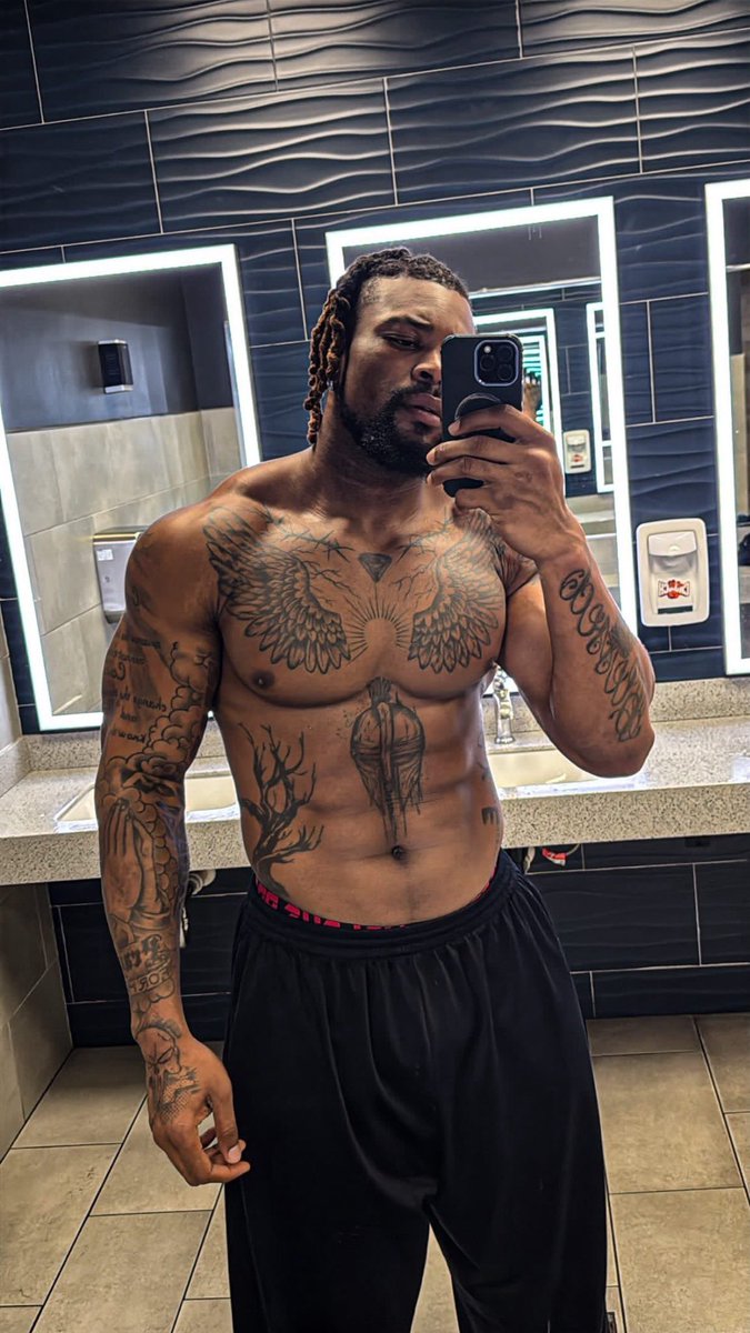 matureluv1's tweet image. “Handle it.”
#RoyalEnergy #MensStyle #Confidence