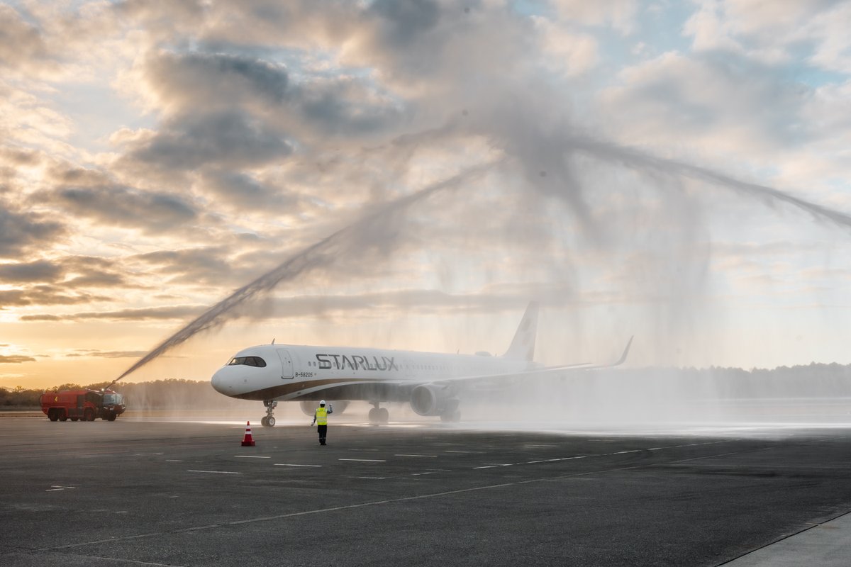 starluxjapan's tweet image. ＜熊本＝台中＞線が就航しました㊗️

熊本国際空港の山川秀明社長、熊本県の木村敬知事、県議会の内野幸喜議長とともに、鏡開きで安全運航を祈願しました。
#くまモン もお祝いに駆けつけました！次の台湾出張のときは、台中にも来てはいよ〜😊

#STARLUX #LuxuryBeyondHorizons
