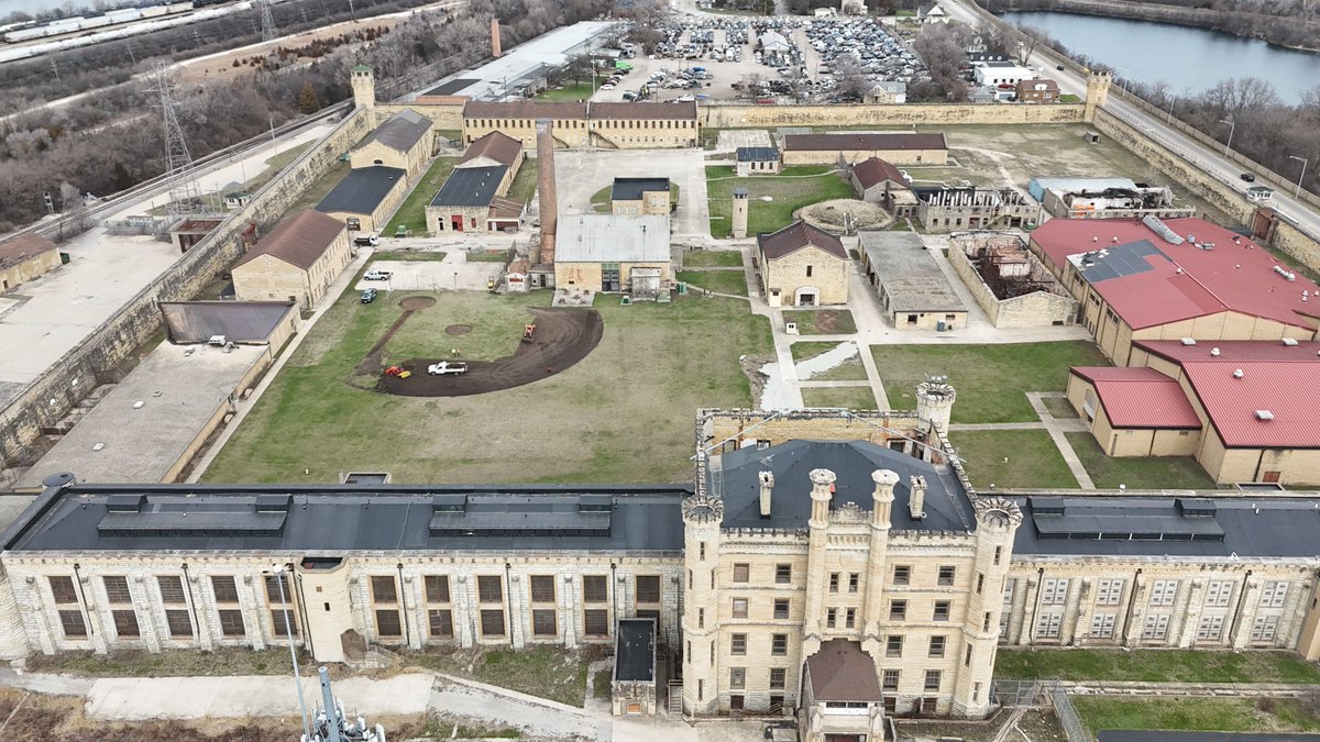 BoiledFrogsCo's tweet photo. The @JolietSlammers are building a field at historic Old Joliet Prison to play an exhibition game on April 30th! 
This prison was the filming location for The Blues Brothers and the first season of Prison Break. Very cool!
#jolietslammers #frontierleague #jolietprison https://t.co/DMtFJBg15G