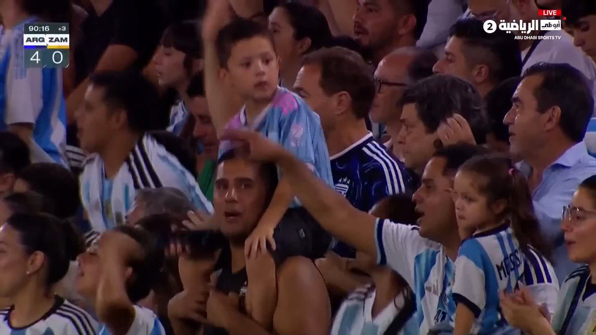 الجماهير الأرجنتينية تصنع المشهد وتهتف باسم ميسي. الأرجنتين زامبيا | أبوظبي الرياضية 2 