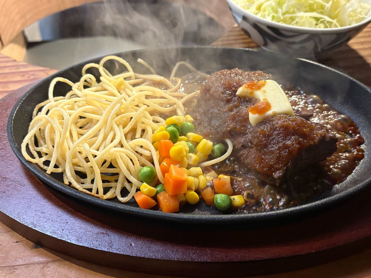 Filot_Co_Ltd's tweet photo. 先日、焼肉ホルモン山翔さんでランチ🍖

夜は焼肉、昼は定食3種類(?)あるそう🍖
ジュージューと鉄板でバターが溶けて美味しい☺️

ご飯が進みすぎてお腹パンパンです🍚
気持ちはダブルだったんだけどな〜笑

舞鶴エリア、美味しい店が増えて出社日が楽しみです🤤
#舞鶴 #福岡ランチ #企業公式つぶやき部 https://t.co/FHCTY9gry0