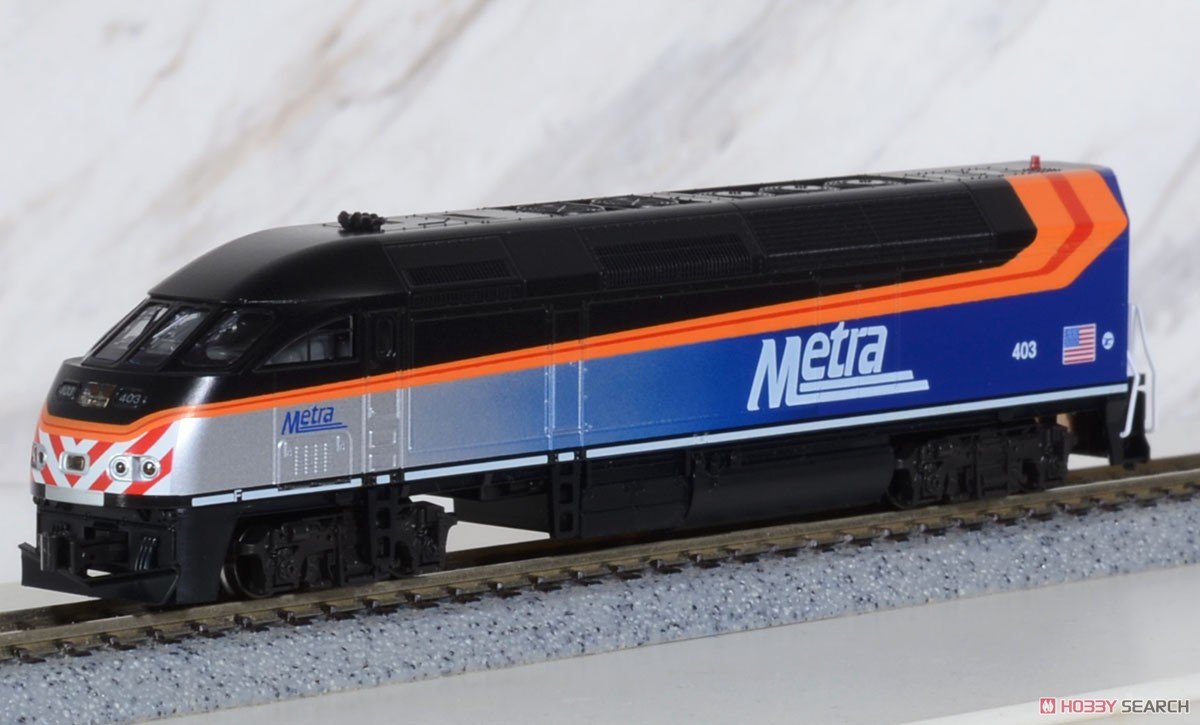 hobbysearch_mt's tweet photo. 【再入荷】
#KATOUSA #Nゲージ #鉄道模型
MP36PH Chicago Metra #403
https://t.co/vsrTg6dIcx
MP36PH Chicago Metra #424
https://t.co/eNkK9JjSiO
メトラは米国イリノイ州シカゴ及びその近郊で通勤鉄道を運行している会社で、1日約30万人の乗客を運んでいます。MP36PH機関車が2階建てのギャラリーバイ・レベル客車と連結し、プッシュプル運行を行う姿が日常的に見られます。
このMP36PHの模型は、2020年頃より見られるようになった車体更新の際に屋根全体を黒く塗装した車両を再現しています。これは屋根のスス汚れを目立たなくするための工夫だそうです。
従来の塗装のMP36PHやF40PHなどとあわせ、バリエーション豊かなカラーリングの機関車をお楽しみいただけます。