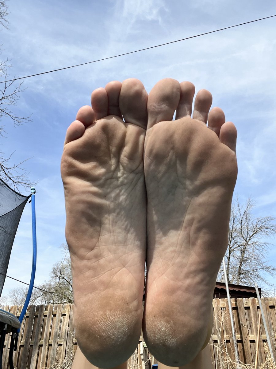 GemGoddessToes's tweet photo. Feet to the sky #feetfetısh #footfetısh #feetworshi̇p #feet https://t.co/GUxDCPWpzK