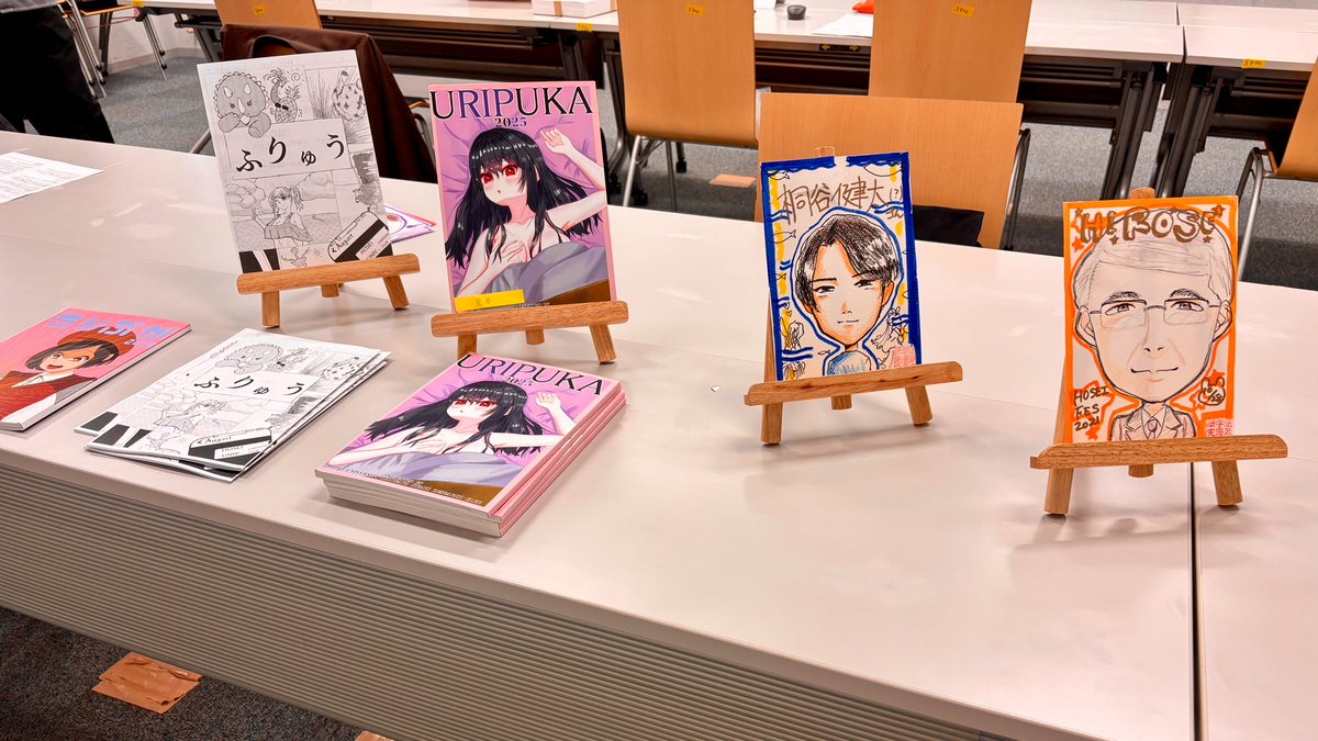 huccmanken's tweet photo. おはようございます☀
新歓祭1日目、漫画研究会は

外濠校舎4階　S402教室

で机出しをしています！
新歓冊子・既刊部誌の展示も行っているので、ぜひお立ち寄りください🎶
#春から法政 https://t.co/vklH104OYB