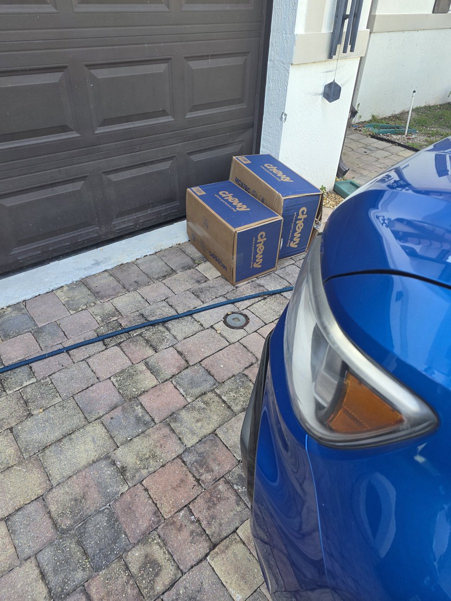 RGRocks71's tweet photo. @FEDEX IT WOULD HAVE BEEN NICE IF YOUR DELIVERY DRIVER WOULD HAVE LEFT THE BOXES BY THE FRONT DOOR LIKE EVERYONE ELSE, WHERE I HAVE A RING CAMERA, NOT ON THE DRIVEWAY WHERE EVERY PORCH PIRATE CAN SEE THEM. POOR SERVICE. @Chewy https://t.co/SF9RAJvSkg