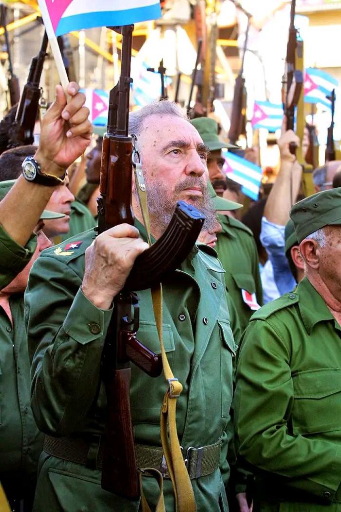 "Nosotros no queremos ni siquiera la puntica de una sola de las estrellas que quieren añadir a su bandera los imperialistas, porque nos basta con esta estrella". ¡Seguro! #FidelPorSiempre #100AñosConFidel #CubaEstáFirme #CubaSoberana