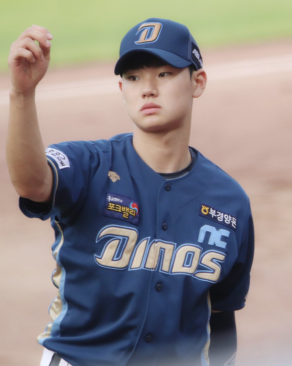 이트 . . . tweet media