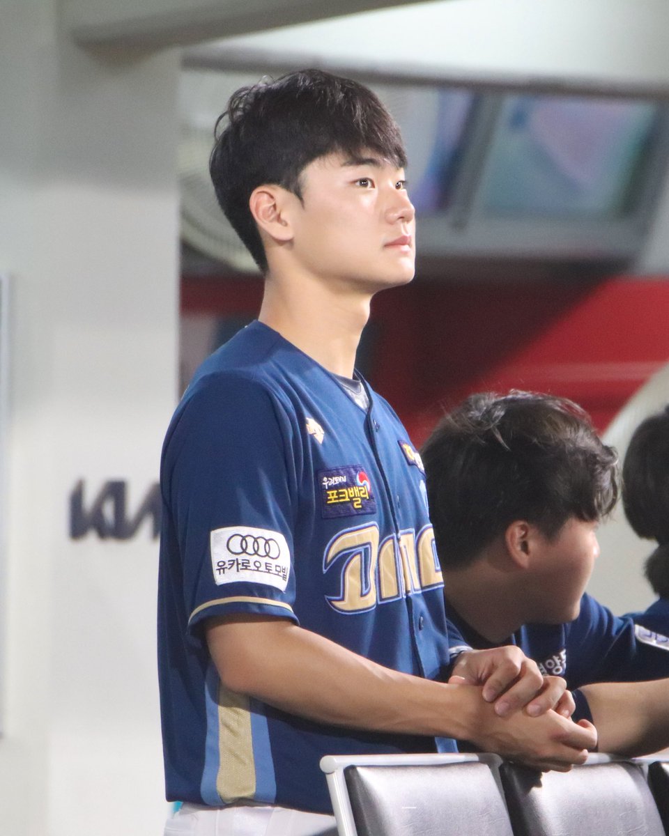 이트 . . . tweet media