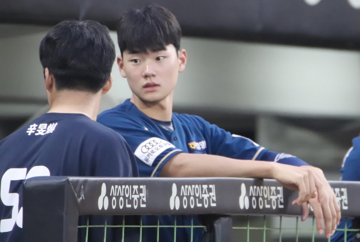 이트 . . . tweet media