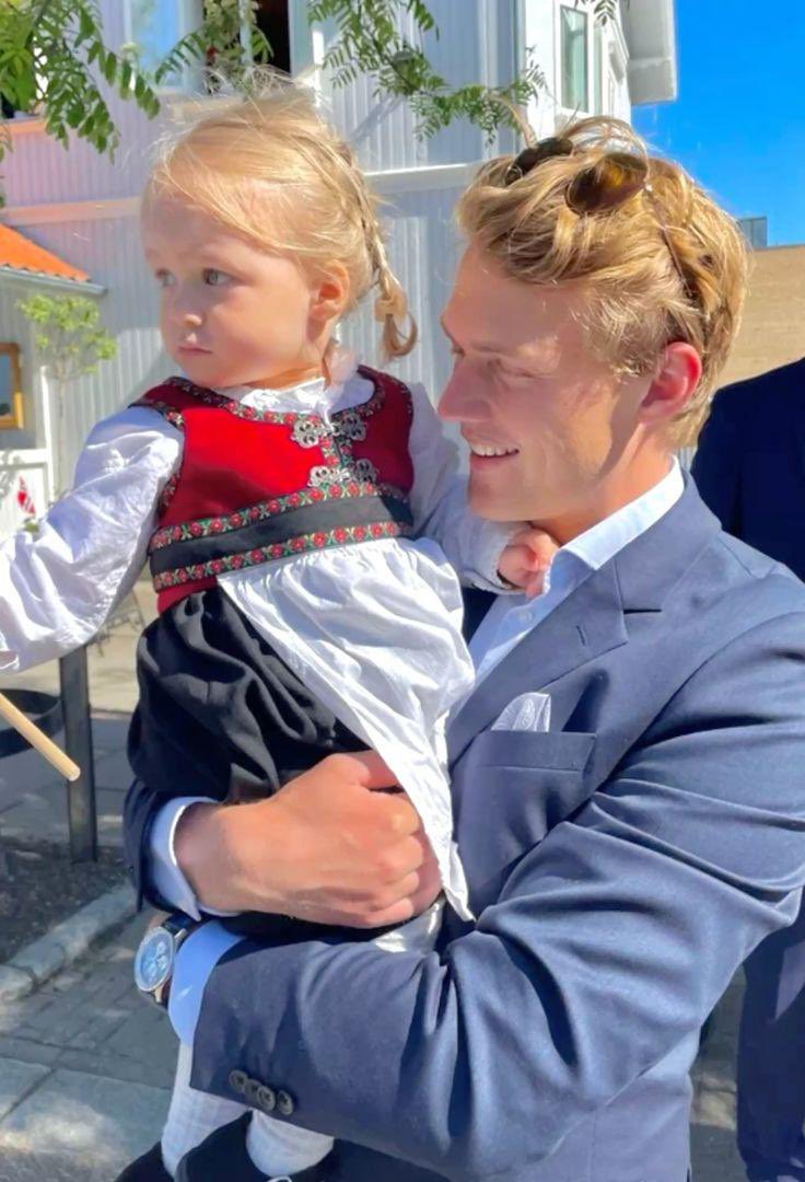 White Knight tweet media