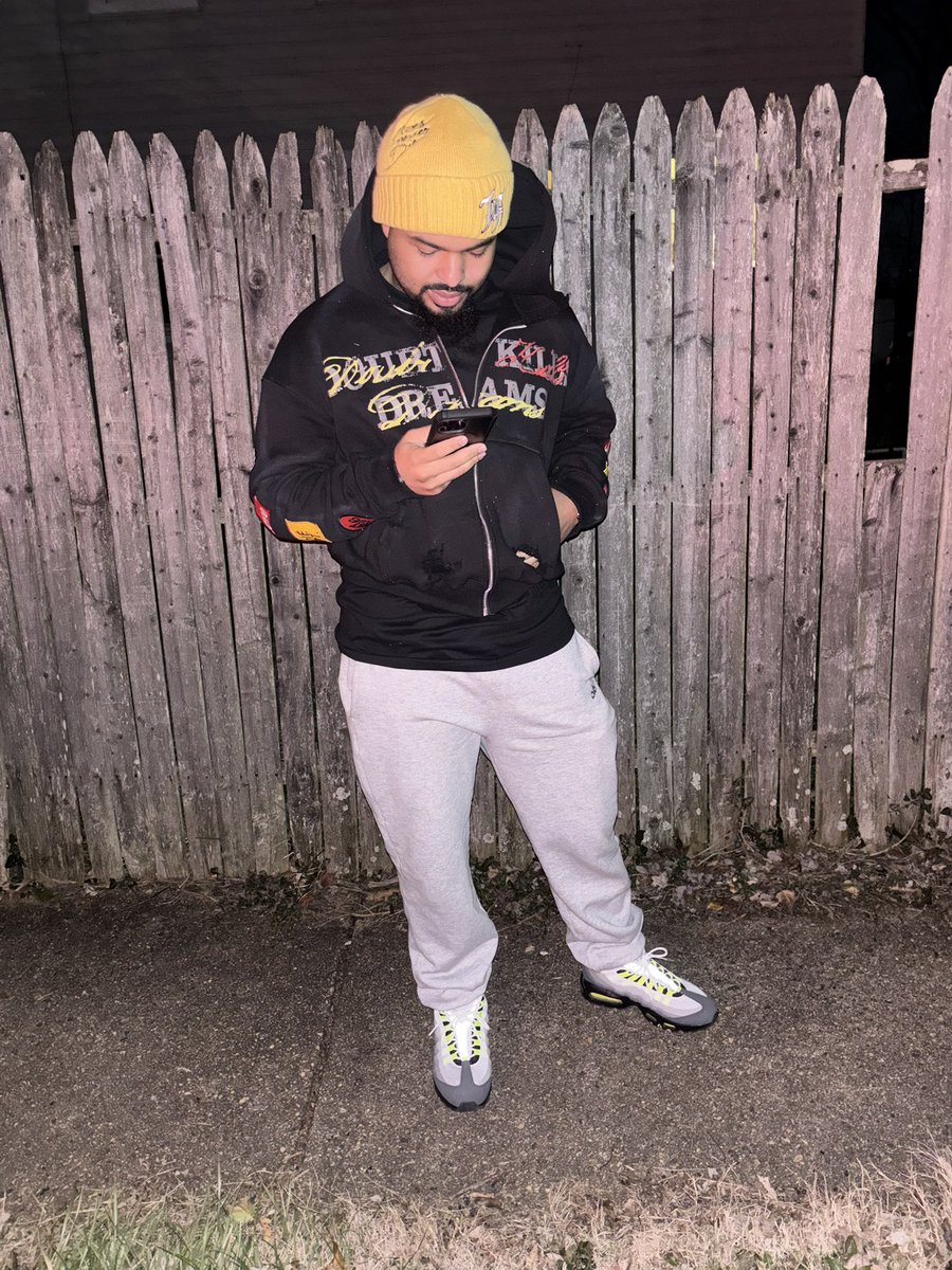 ggmal3's tweet photo. Right now I’m locking in, showing my niggas a way who doing a bid
I’m saving everything fuck round buy a crib that’s off the grid
Bitch we sold the most iykyk you ain’t gah hear it https://t.co/t6PfasaGgq