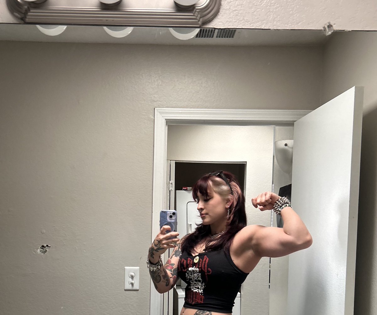 bluevelvetstarr's tweet image. #hellyeah