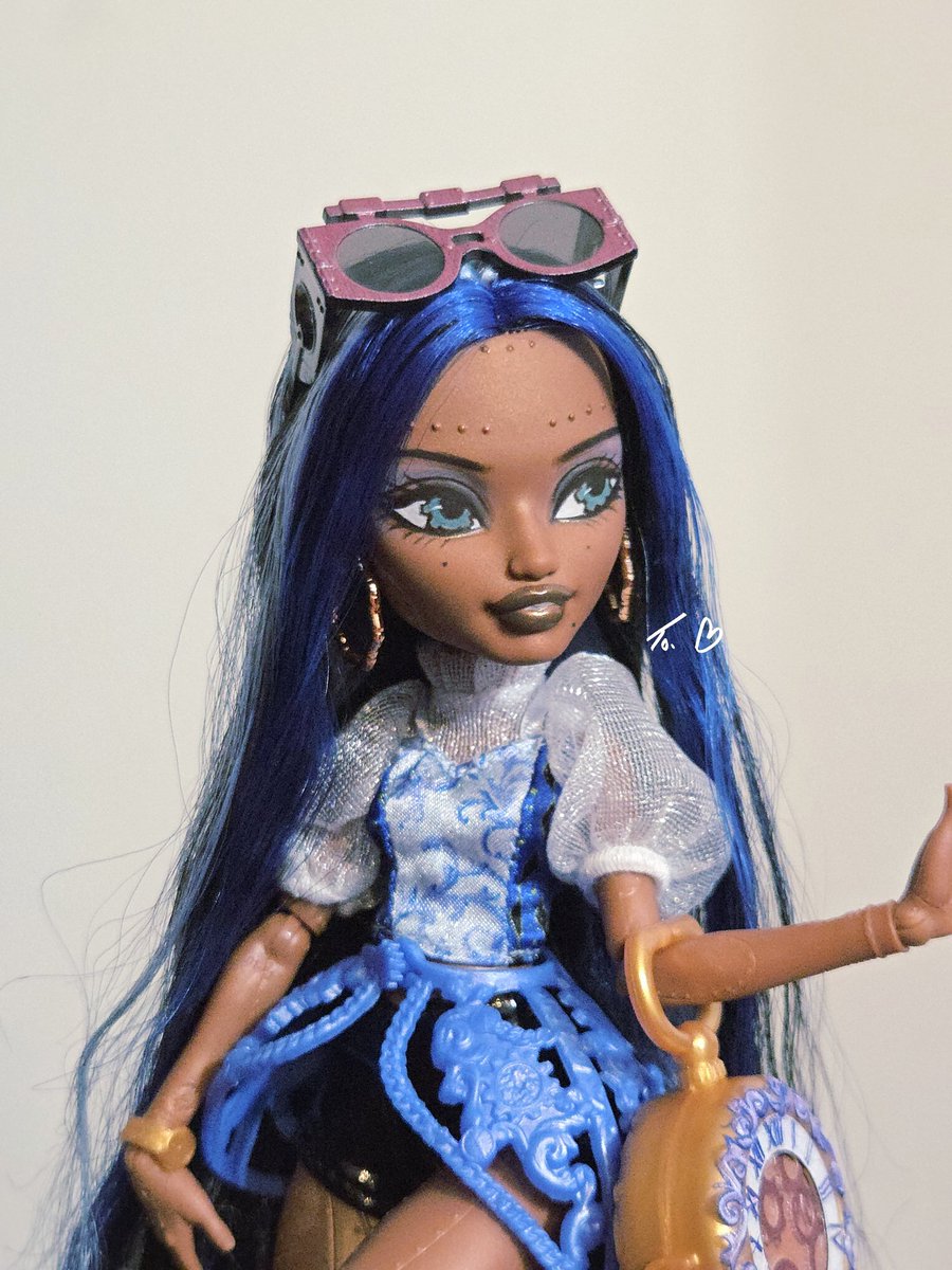 risohhoho's tweet photo. here are my cleo, cupid, jinafire, and robecca repaints dressed and (slightly) better photographed! love my monster girlies so much 💓 😁 https://t.co/Qkh69P47kk