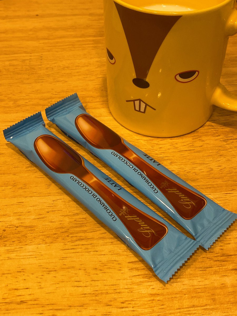 スイスのお土産でいただいたリンツのチョコレート🍫

スプーン型になっていて、ホットミルクに入れてかき混ぜればホットチョコレートになるの美味しかった🤤

写真撮る前に飲んじゃった！