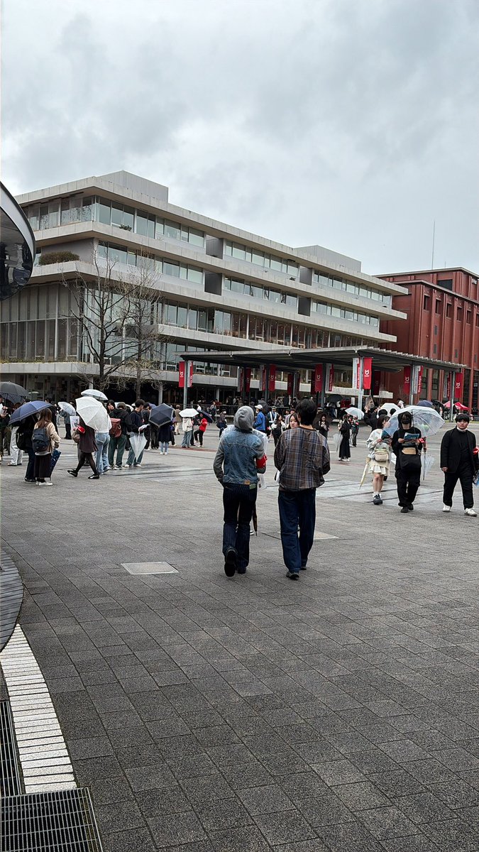 ryu_karuta's tweet photo. おはようございます！！
本日競技カルタサークルあらかるたは正面入り口前広場でビラ配りを行っています！！
さらに本日は15:15から19:00までカルタの練習会、体験会を行なっています！！
カルタ経験者、未経験どなたでも大歓迎です！
是非お越し下さい♪ https://t.co/TQSb8om3Q6