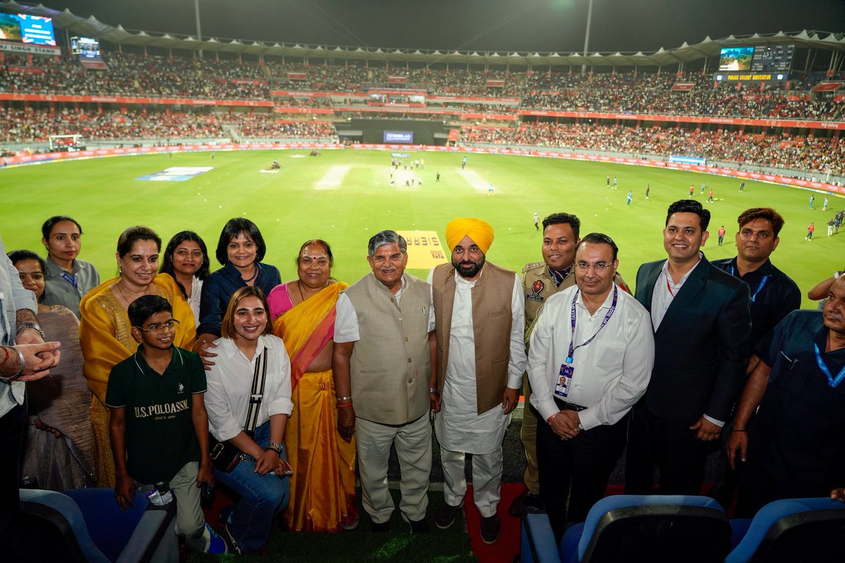 Gulab_kataria's tweet photo. न्यू चंडीगढ़ के अंतरराष्ट्रीय क्रिकेट स्टेडियम में Punjab Kings और Gujarat Titans के बीच खेले गए आईपीएल मैच का आनंद लिया। खिलाड़ियों का प्रदर्शन और दर्शकों का उत्साह सराहनीय रहा। https://t.co/79OKU2msmX