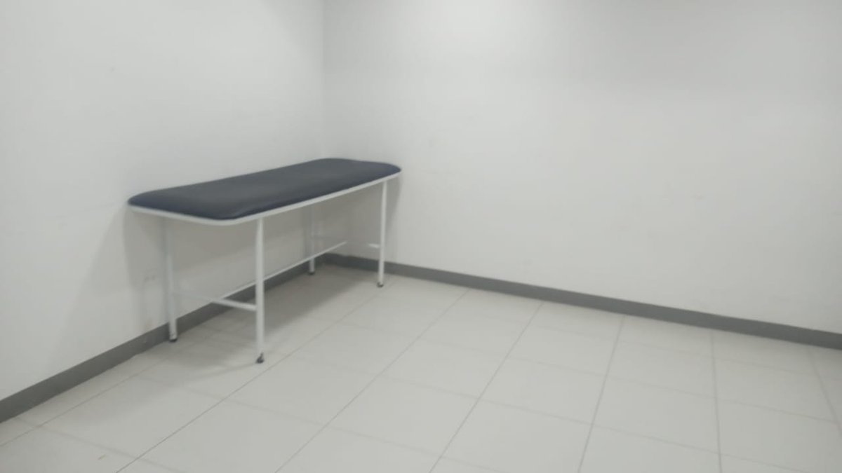 FuriaRojaTV's tweet image. #Cali 

Es hora de arreglar estas areas de los camerinos. Los equipos visitantes se llevan una mala impresión del Pascual Guerrero. Tenemos que estar a la altura de el Campín. 
Una sola camilla, una mesa vieja y unas sillas X, no puede ser. 

@LAMONJACALI