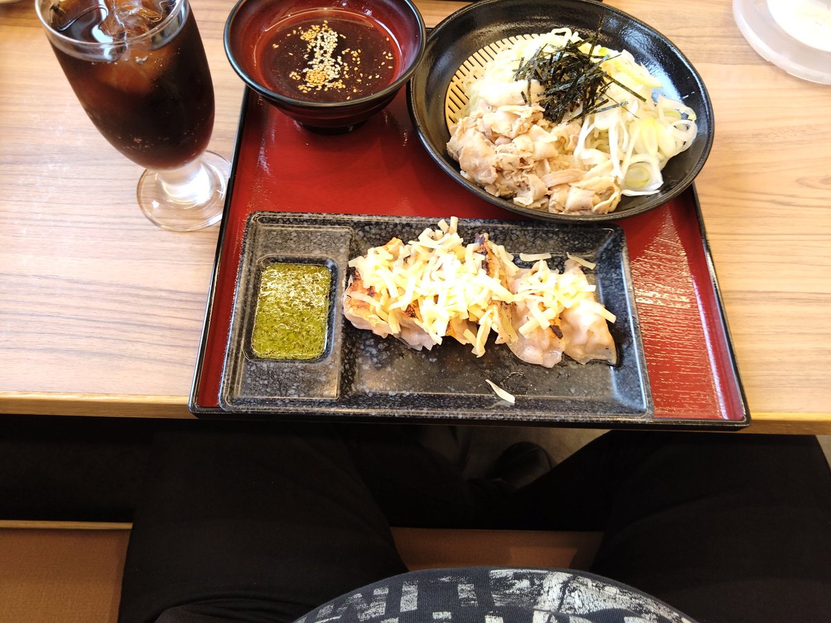 肉ざるらーめん
海老餃子
とろけるチーズ
バジルソース

チーズがとろけてきたら
バジルソースで食べます。

 #8番らーめん  #肉ざるらーめん