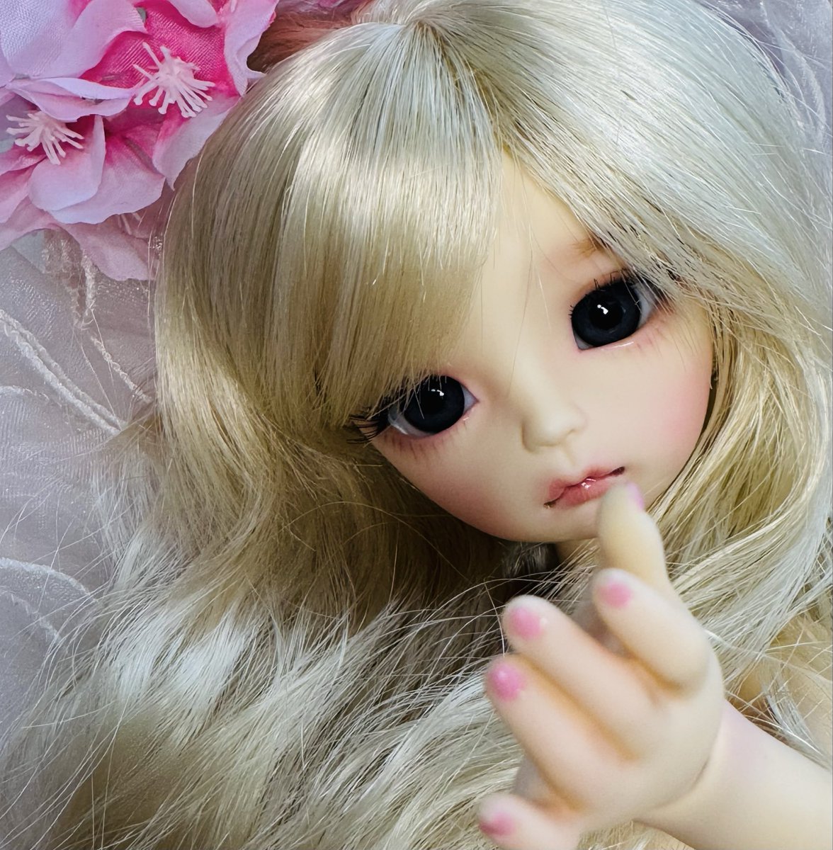 grm_FF14's tweet photo. うちの子紹介⭐️10年位リビングに居る『iMda』イムダさんちの🌱Modigli(モディリー)ちゃん。🌱30cm、服は火曜子や幼、頭大きい。身体の質感が微妙にビスク調🤔
大昔、数が少なくて入手が難しい時期に直接海外予約だったなぁ。
ちょっと拗ねたような表情と服が全部素敵w
#imda #Modigli #imdadoll https://t.co/96UZs5B7p7