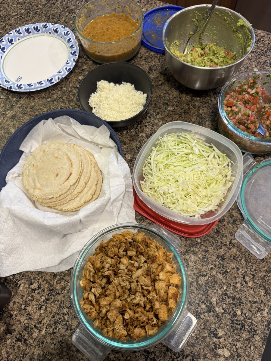 Cody_Perez's tweet image. Your boy got down tonight for Taco Tuesday. I made corn tortillas, salsa, pico de gallo, guacamole and the chicken came out 🔥  #TacoTuesday #Tacos #Homemade