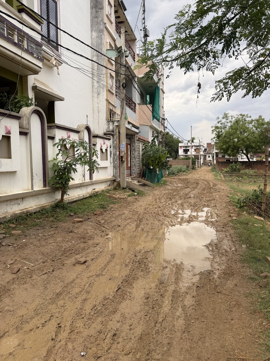 iGYANKOSH's tweet photo. हिरामनपुर, सारनाथ वाराणसी की सड़कें अब सड़क नहीं, मुसीबत बन चुकी हैं 🚧 बारिश के बाद हालत इतनी खराब हो जाती है कि बच्चों और बुजुर्गों का चलना भी मुश्किल हो जाता है।
कीचड़, गड्ढे और रोज़ की परेशानी… आखिर कब मिलेगा इस समस्या
@vdavaranasi 
@deo_varanasi 
@jansunwai_up https://t.co/Tk6qcS9wSz