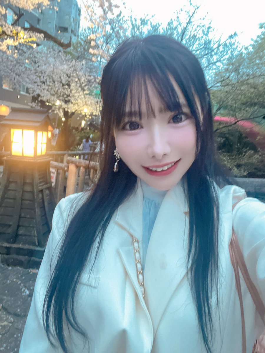 ハロみん💗
撮影帰りに桜と撮ったよん☺️綺麗！🌸

今日はボイトレday🎤
パワーアップしてくるからねぇー❤️‍🔥