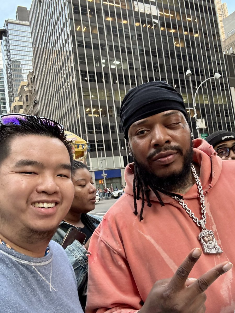 MichaelChin30's tweet photo. โ1738! Iโm like, โHey, Whatโs Up? Helloโ๐๐ผ I had to grab quick flick with Fetty Wap when he was across the street from work! ๐โ๐ผ๐ค๐ผ๐ธ #FettyWap #TrapQueen #NYC https://t.co/zjoJBQt4MS