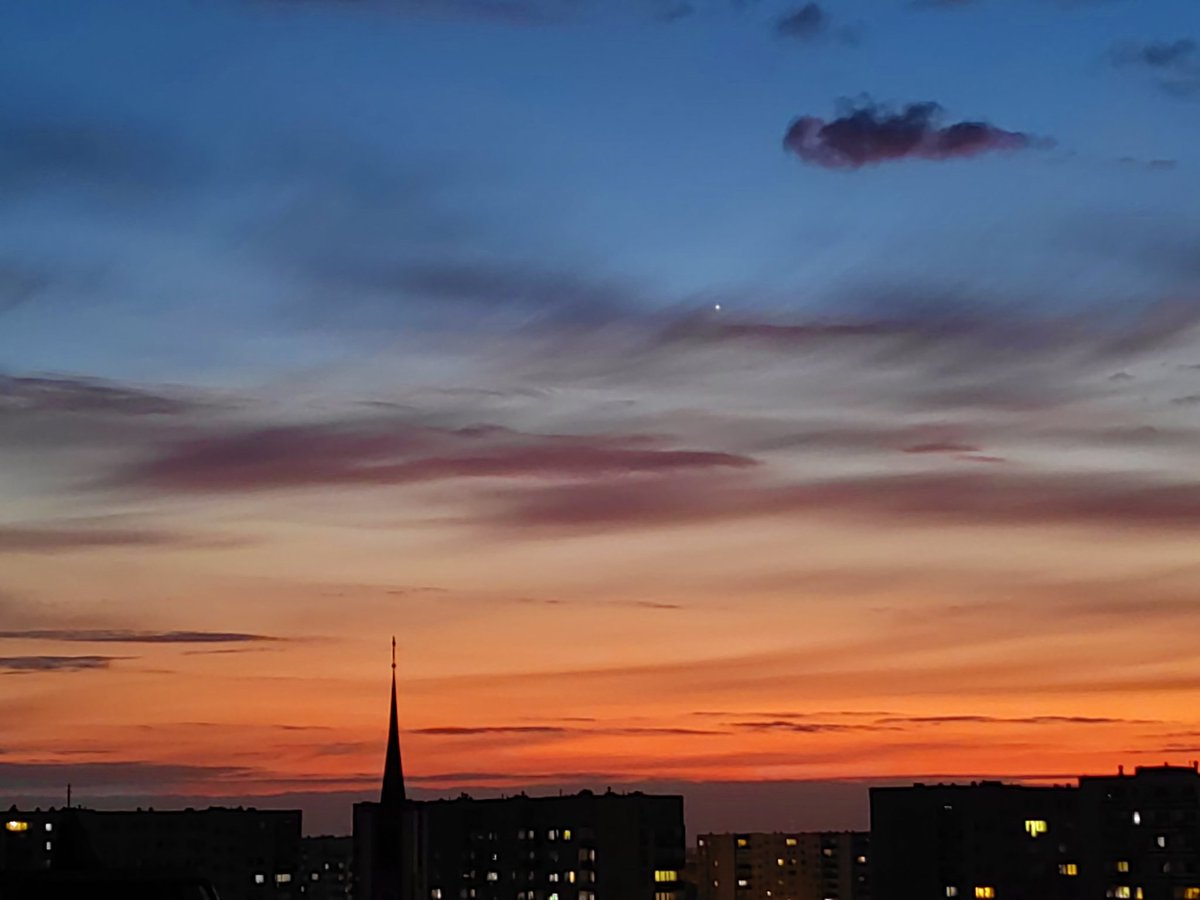 pawelekg's tweet image. Wenus i chmurki. Wenus na wieczornym łódzkim niebie wśród chmurek po zachodzie Słońca. Piękne kształty! :)) Venus planet after sundown in beautiful sunset afterglow colors and between plenty of cute clouds. My today photos #photography #Nightscape #sunsetphotography📷🌇⭐☁😊🧡💙