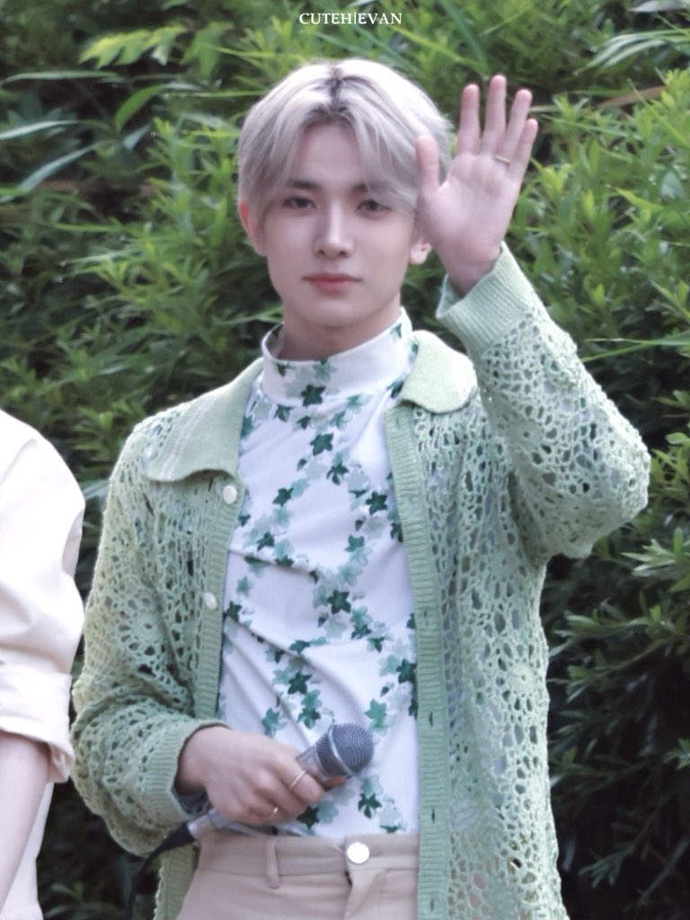 01CUTEH1015 tweet media