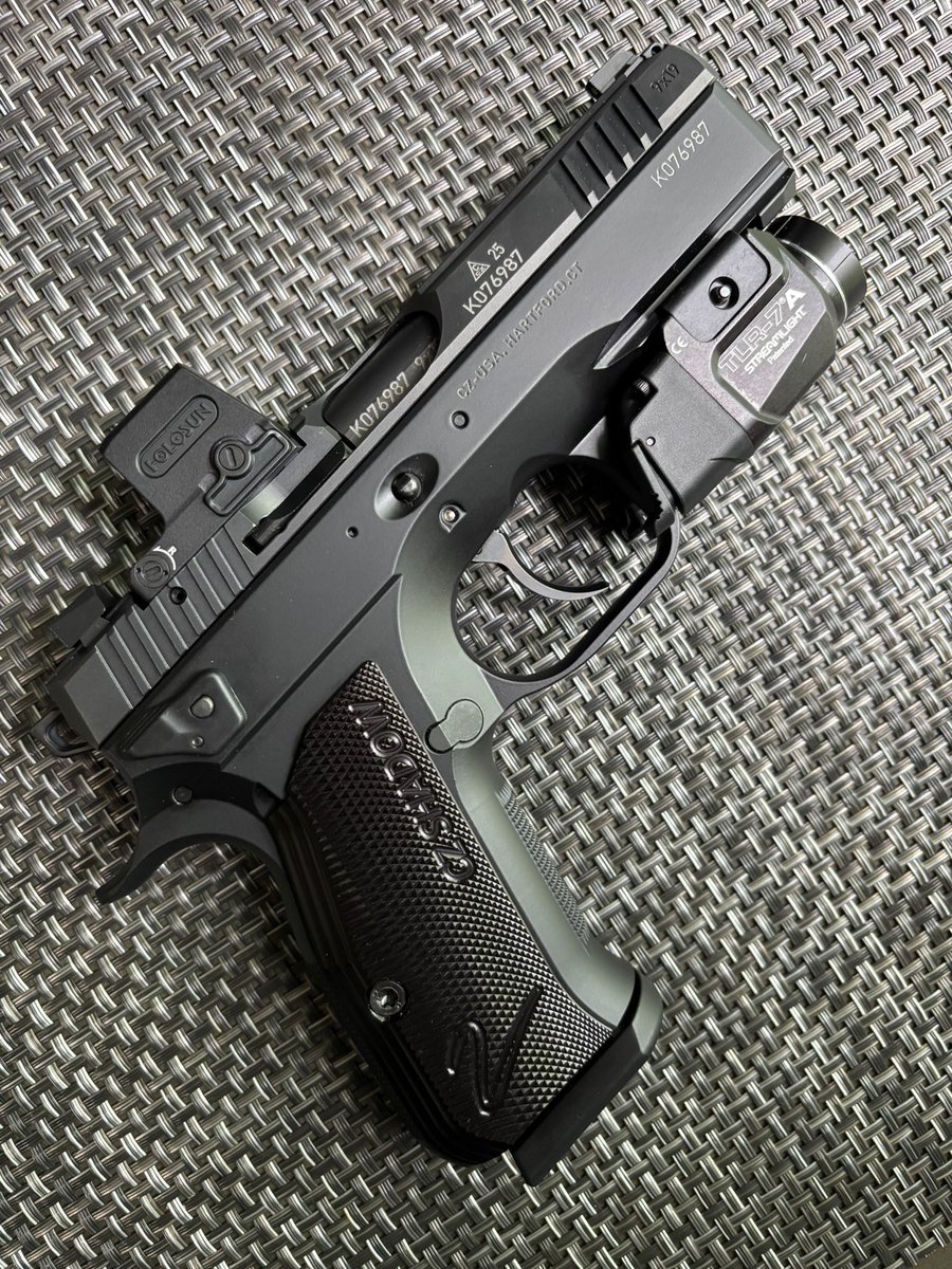 Snappyznash's tweet photo. @banetoti2 @cat_hplovecraft Shadow 2 Carry, a modernized CZ75. By far my favorite pistol I own, shoots like a dream https://t.co/38wPyPzopj