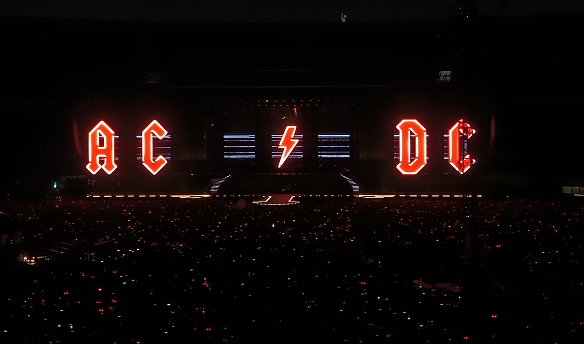 van a pasar los años y yo voy a recordar este momento. no puedo creer que estuve acá. AGUANTE ACDC LA RE PUTISIMA MADREEE
