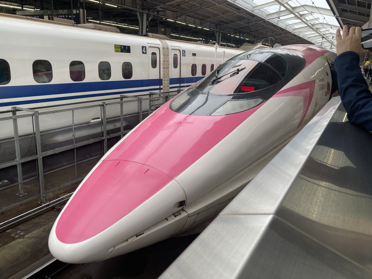 #ハローキティー新幹線
新大阪駅から出発