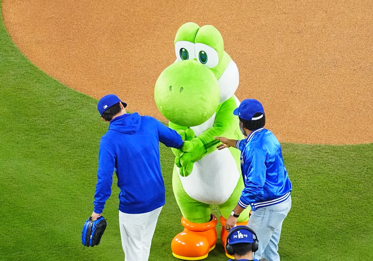 #山本由伸 投手の手をペタリと挟むヨッシー🍈

Photo by Yuji Arakawa

#Dodgers