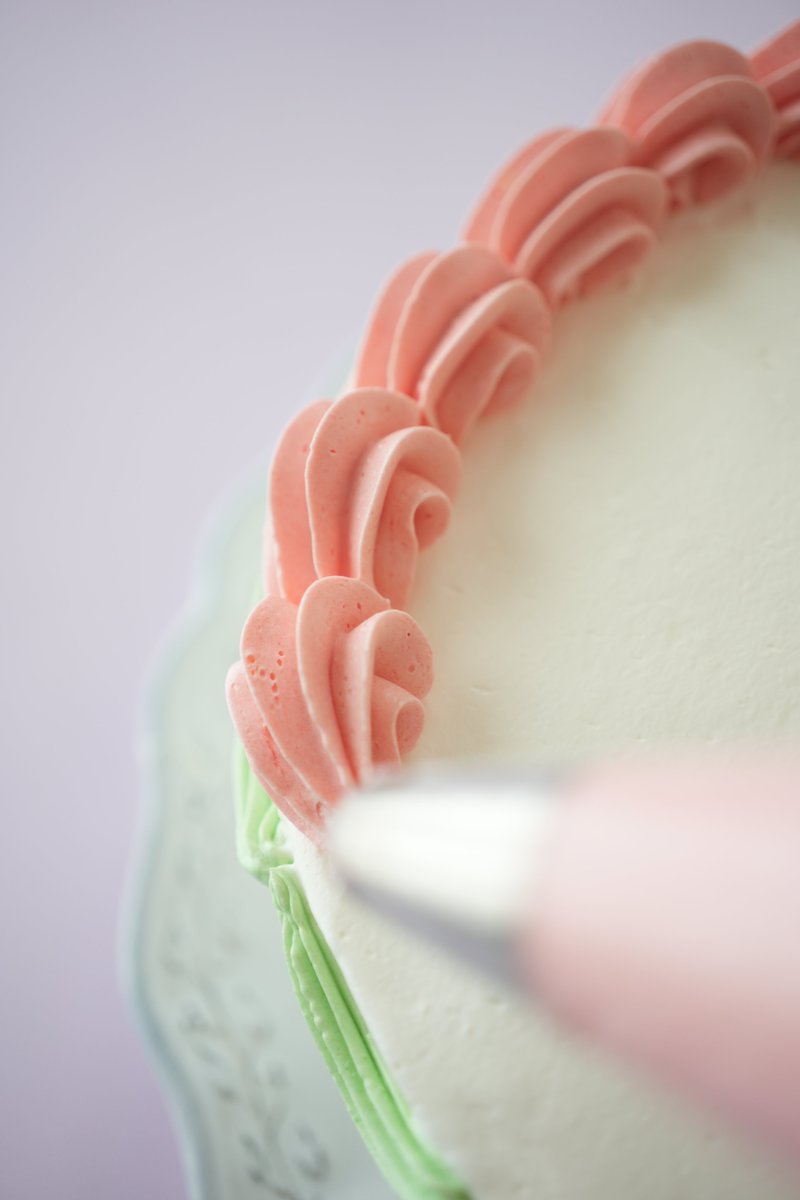 ピンクと緑のクリームでデコレーションなんて
すごく春らしくて素敵ですね！

…麗奈さん、どこに隠れてるんでしょうか？
（名探偵・安斎都）

#レイナサマのイタズラ