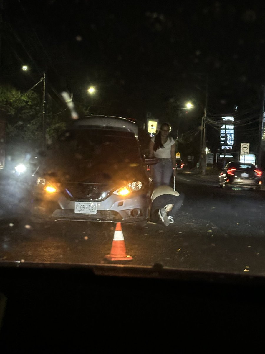 #traficosv vehiculo quedado en la 75 av en el triangulo para subir a 11 callepnte y calle el mirador no se puede subir en ese cruce <a href="/traficosv_/">TráficoSV</a> <a href="/alertux/">Alértux El Salvador</a>