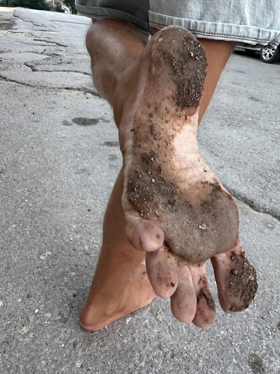 Mmmm my sexy dirty soles on the city’s streets! #barefeet #dirtyfeet