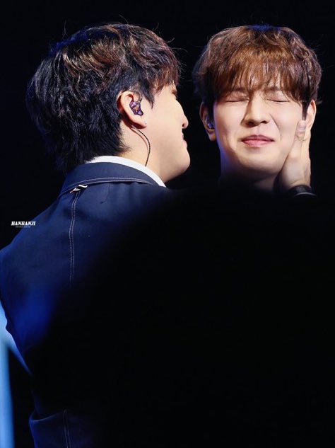 Leebobots tweet media