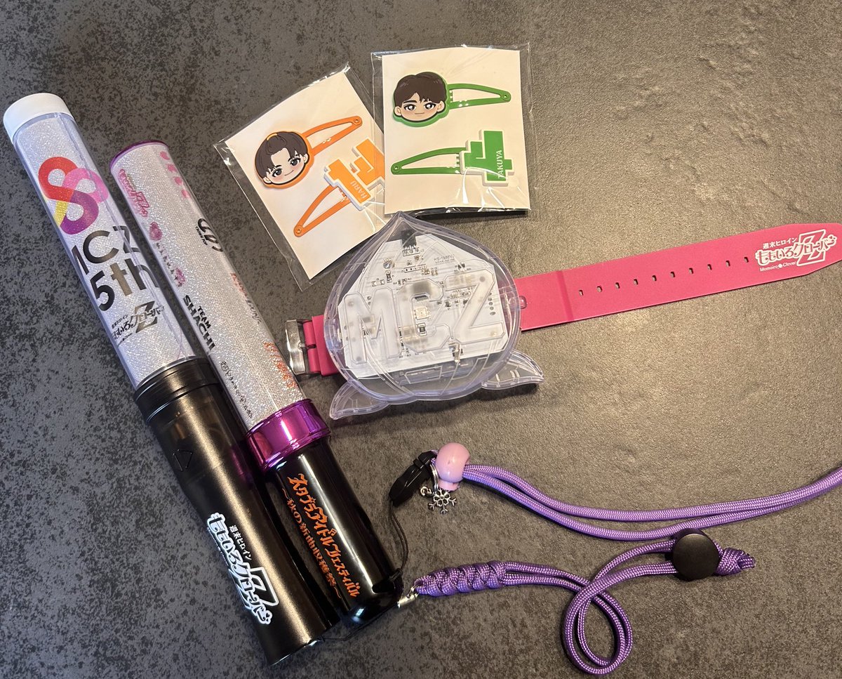 yokoyoko4237's tweet image. ペンラはももクロ公式と、アクセサリーはさりげなく8号車仕様で。
#VS.超特急