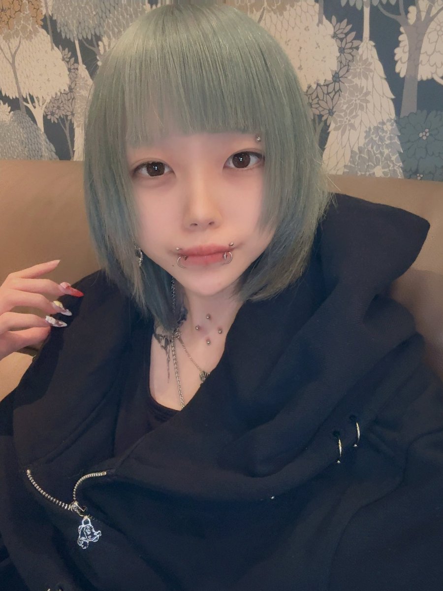 rvisk9's tweet photo. メイクしてない方がウケ良くてつらみ https://t.co/5GGhe4jlwc